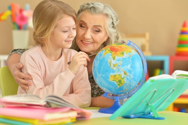 Grand-mère et petite-fille faisant leurs devoirs