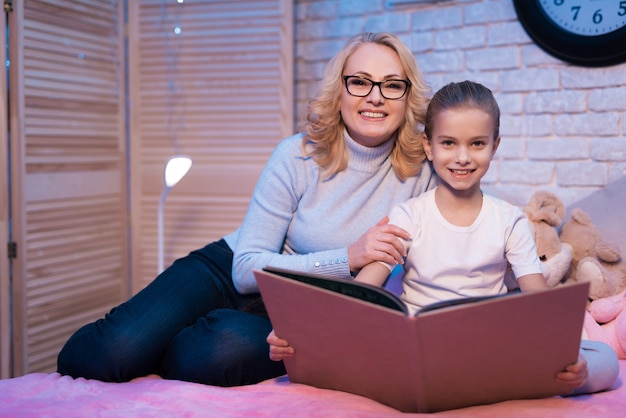 Grand-mère et petite-fille lit un livre