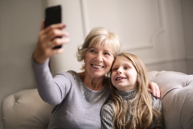 Grand-mère et petite-fille prenant un selfie