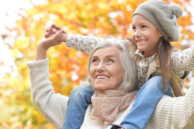 Grand-mère et petite-fille s'amusant