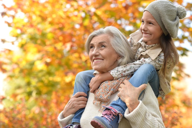 Grand-mère et petite-fille s'amusant