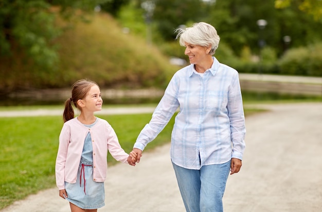 grand-mère et petite-fille se promènent dans le parc