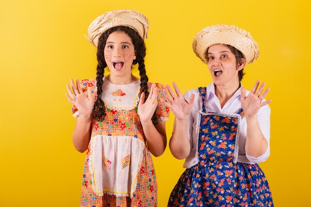 Grand-mère et petite-fille vêtues de vêtements typiques de Festa Junina Wow incroyable étonnement surprenant