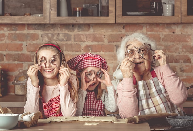 Grand-mère, à, petites-filles, cuisson biscuits