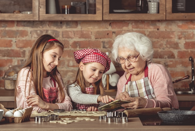 Photo grand-mère, à, petites-filles, cuisson biscuits