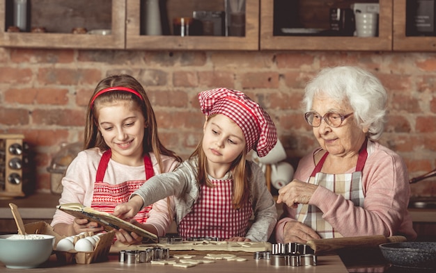 Grand-mère, à, petites-filles, cuisson biscuits