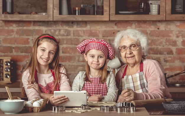 Grand-mère, à, petites-filles, cuisson biscuits