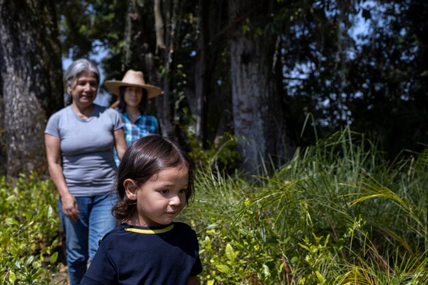 Grand-mère sa fille et son petit-fils latino-américain s'amusent