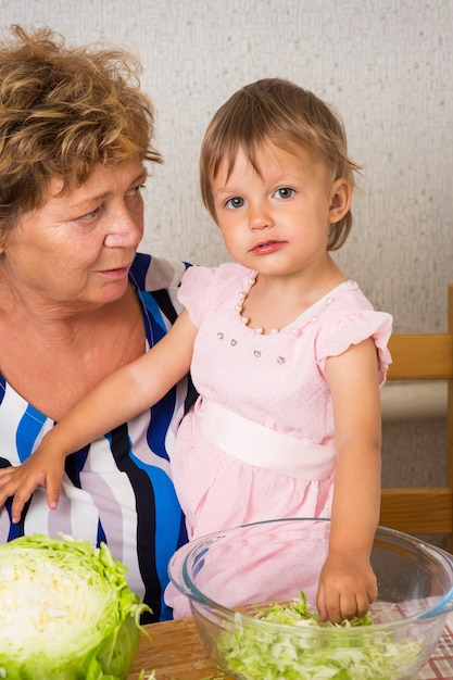 Grand-mère avec sa petite-fille dans la cuisine