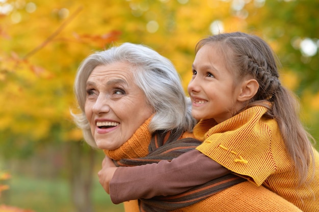 Grand-mère avec sa petite-fille dans le parc d'automne