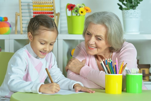 Grand-mère avec sa petite-fille rassemblant