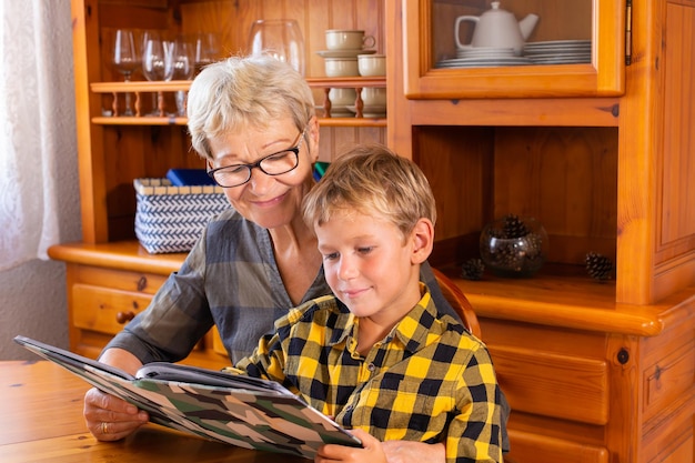 Grand-mère scolarisée à la maison enseignant un garçon intelligent