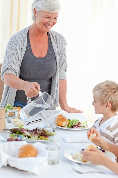 Grand-mère servant ses petits-enfants