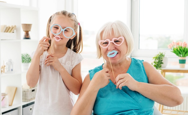 Grand-mère souriante s'amusant avec sa petite-fille