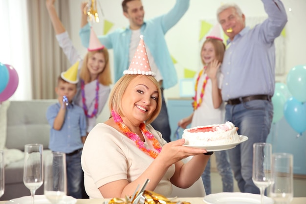 Grand-mère tenant le gâteau d'anniversaire
