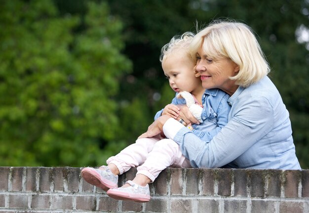 Grand-mère tenant une jolie petite fille