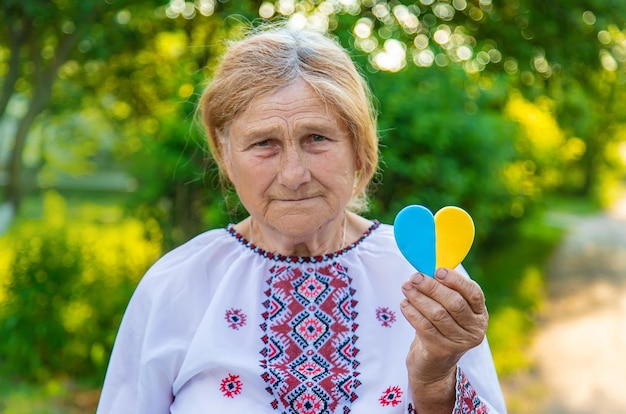 Grand-mère en vêtements brodés ukrainiens Mise au point sélective