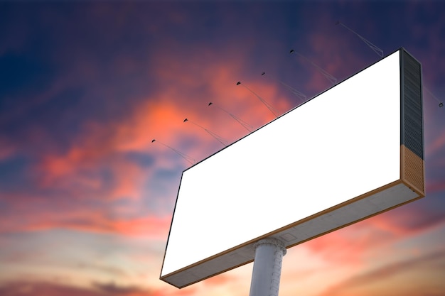 Photo grand modèle de panneau d'affichage vierge à l'extérieur. espace publicitaire sur fond de ciel coucher de soleil crépuscule aube.