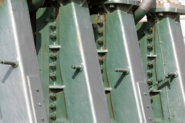 Grand moteur de bateau. Texture industrielle Couleurs dominantes en vert et gris métallisé