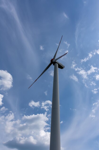 Le grand moulin à vent tourne avec la force du vent.