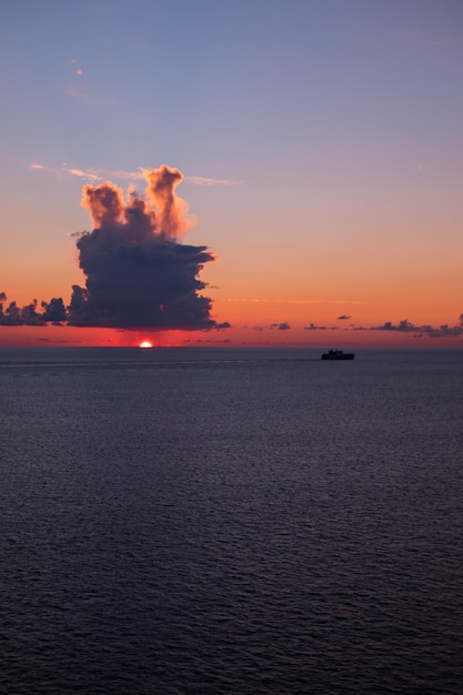 Grand navire au coucher du soleil dans la mer