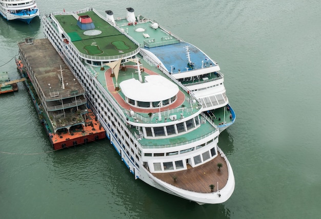 Un grand navire de croisière amarré dans le Yangtsé, à Chongqing, en Chine.