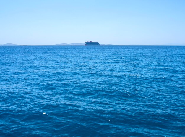 Un grand navire de croisière dans le port de l'île de Mykonos, en Grèce