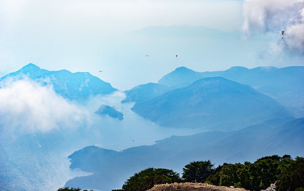 Un grand nombre de parapentistes volent depuis le mont Babadag.Turquie