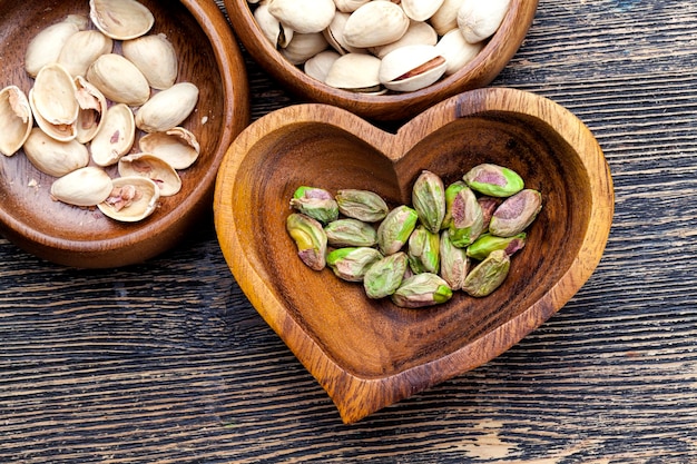 Grand nombre de pistaches sur une table en bois