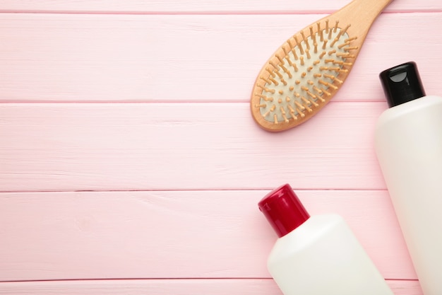 Un grand nombre de produits cosmétiques différents pour le soin des cheveux. Vue de dessus