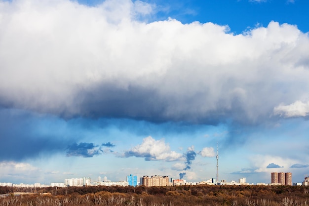 Grand nuage blanc dans le ciel bleu au-dessus de la ville au printemps