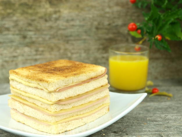 Grand pain grillé avec du jambon et du fromage