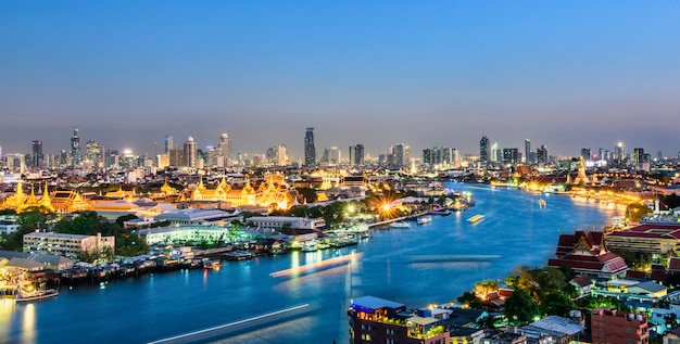 Grand palais au crépuscule à Bangkok, en Thaïlande