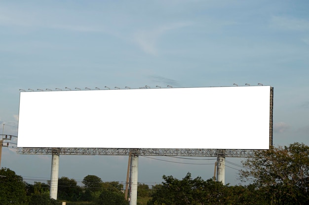 Grand panneau d'affichage blanc en bordure de route