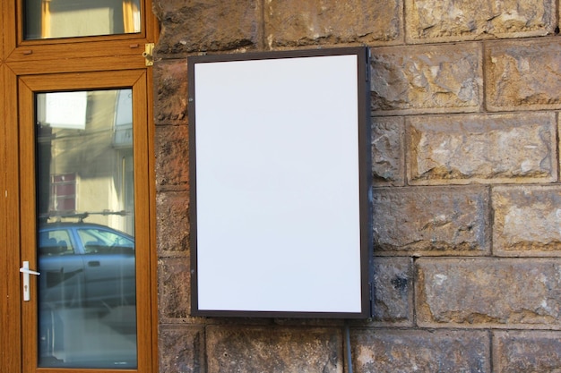 Un grand panneau d'affichage blanc d'un restaurant ou d'un magasin sur un modèle de vitrine