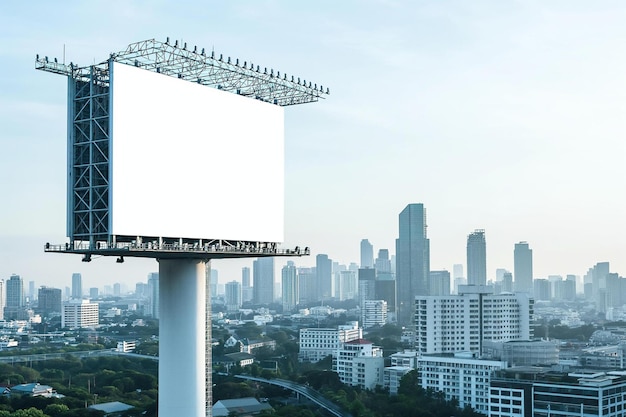 un grand panneau d'affichage se trouve au milieu d'une ville