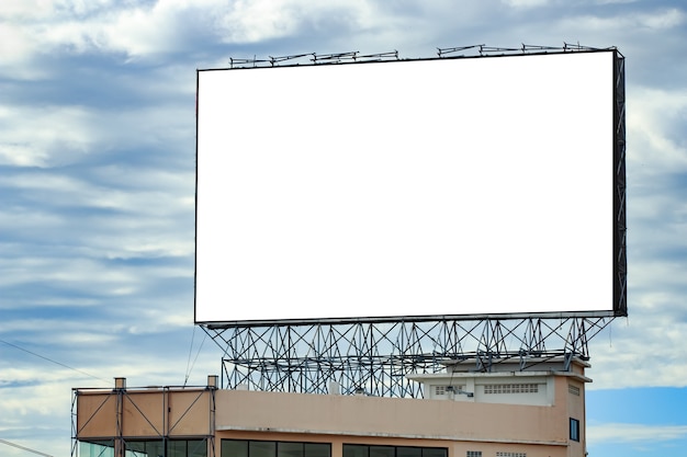 Un grand panneau d'affichage urbain vierge