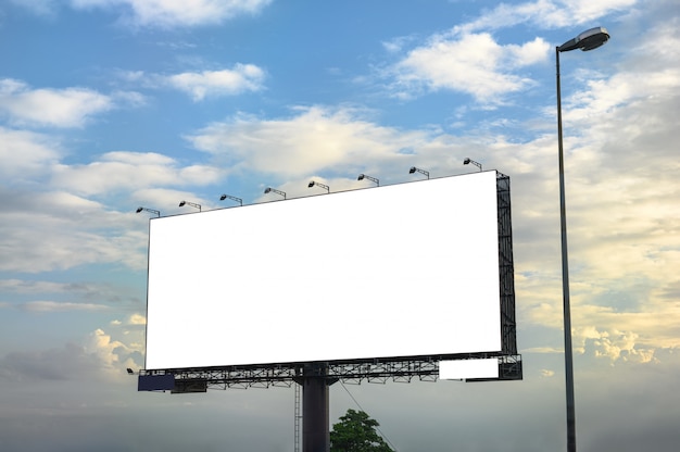 Grand panneau d'affichage vide blanc avec structure en acier sur le côté de la route