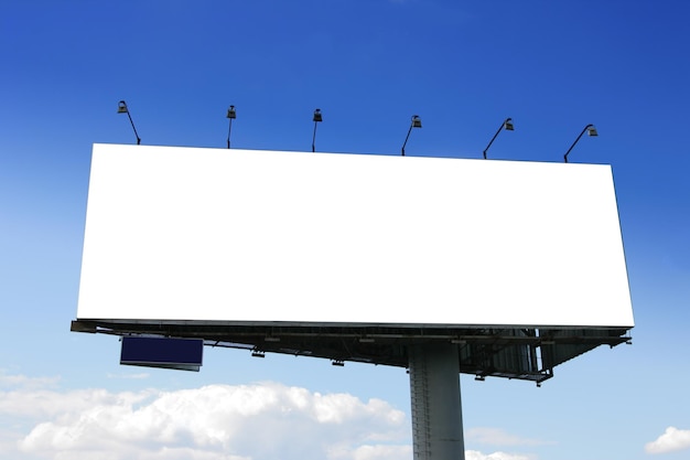 Un grand panneau d'affichage vide