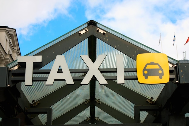 Photo un grand panneau de taxi dans la ville