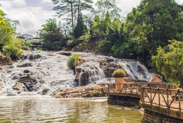 Grand panorama de la belle cascade de Camly dans la ville de Da Lat,