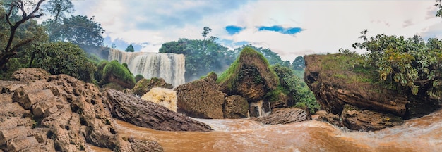 Grand panorama du paysage majestueux de la cascade des éléphants en été dans la province de Lam Dong, Dalat, Vietnam.