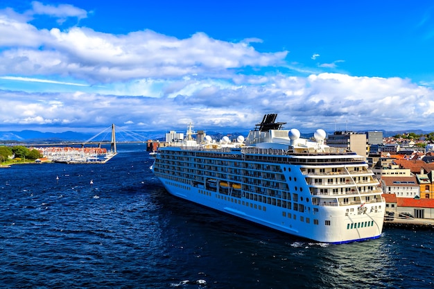 Grand paquebot de croisière dans le port d'Oslo