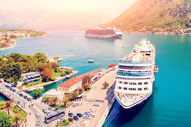 Photo grand paquebot de croisière près de la jetée au soleil vue de dessus