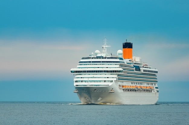 Grand paquebot de croisière royal sur le chemin. Services de voyage et de spa