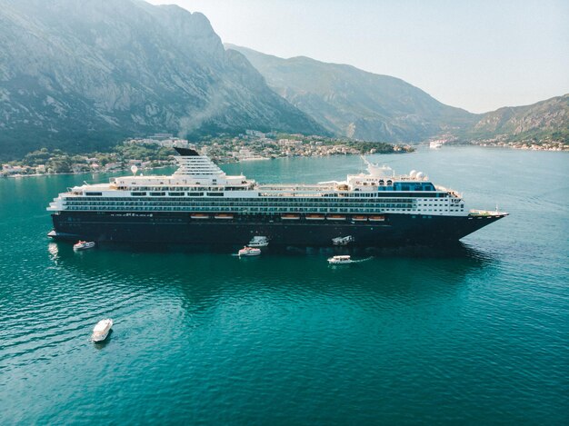 Grand paquebot de croisière en vacances d'été dans la baie de la mer