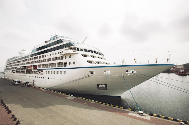 Un grand paquebot maritime est amarré dans le port