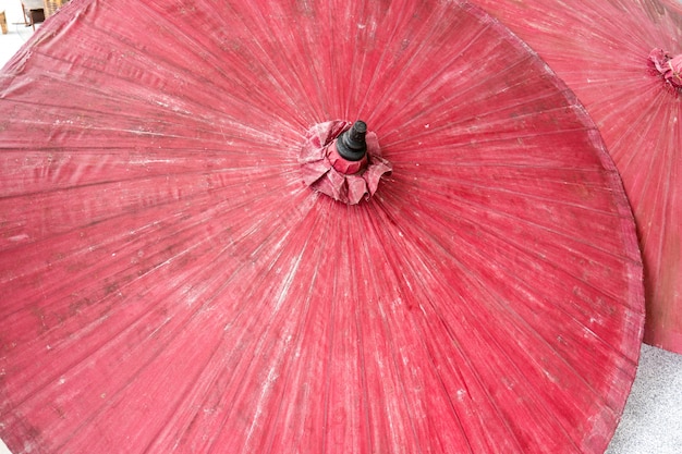 Photo le grand parapluie rouge fabriqué à partir du papier