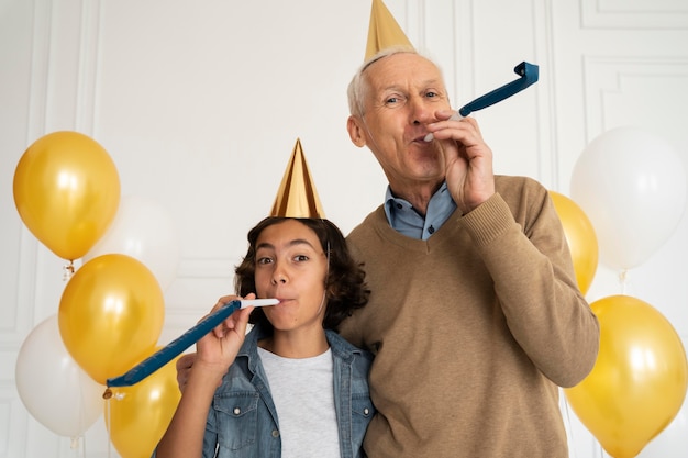 Photo grand-parent et enfant de coup moyen à la fête