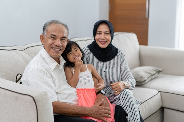 Grand-parent heureux avec leur petite-fille